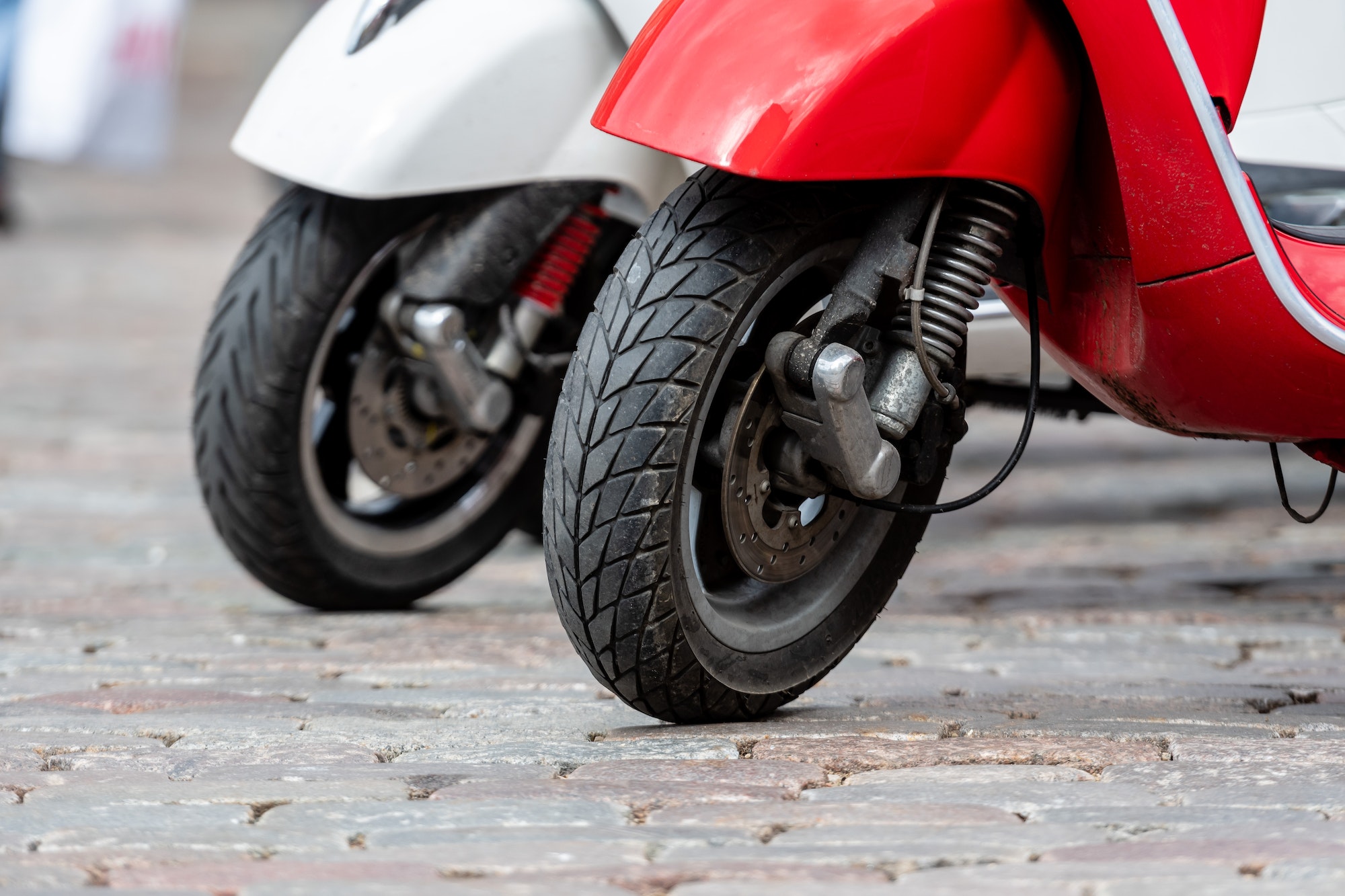 Deux pneus de scooter
