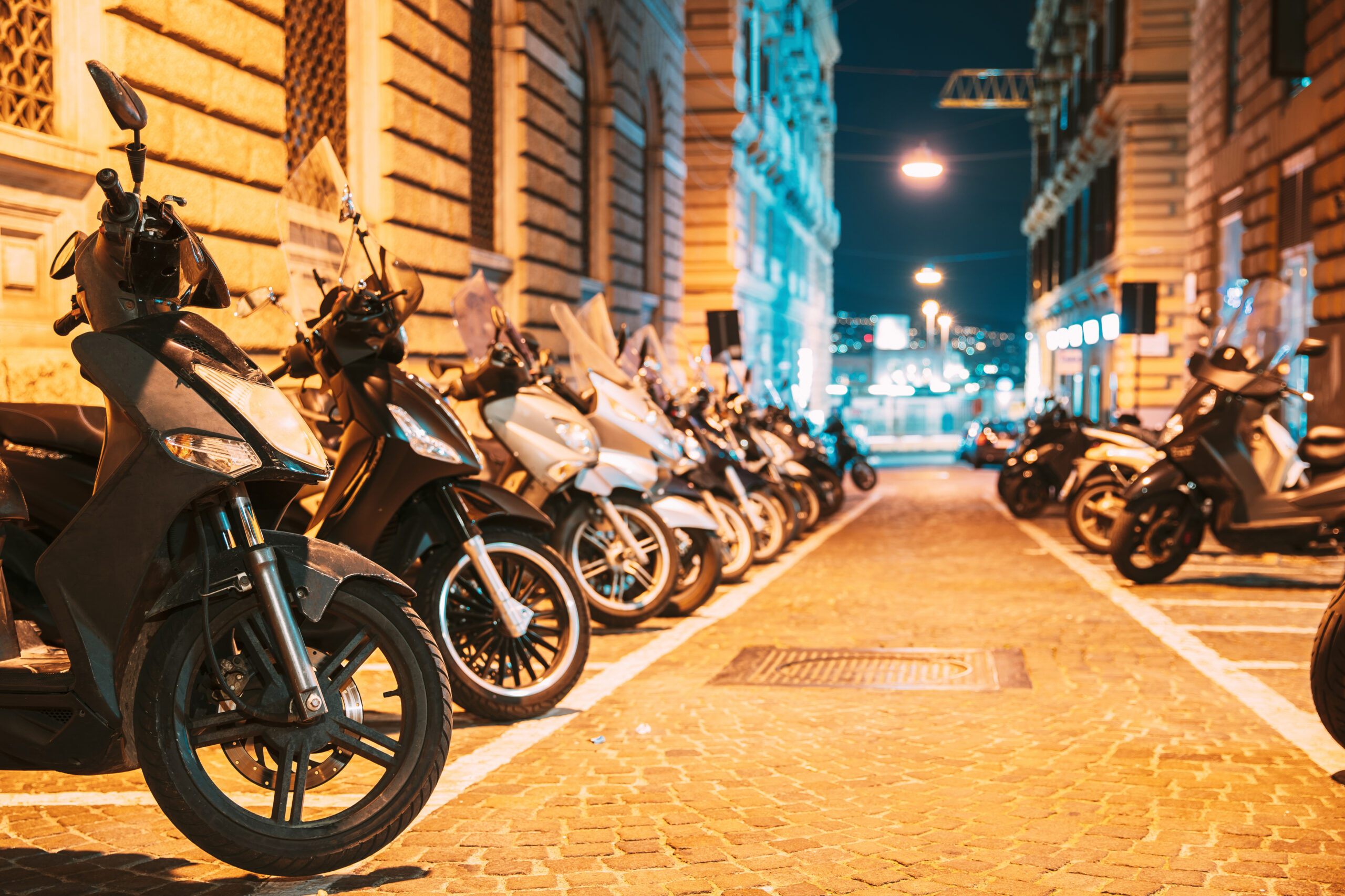 Plusieurs motos et scooters garés
