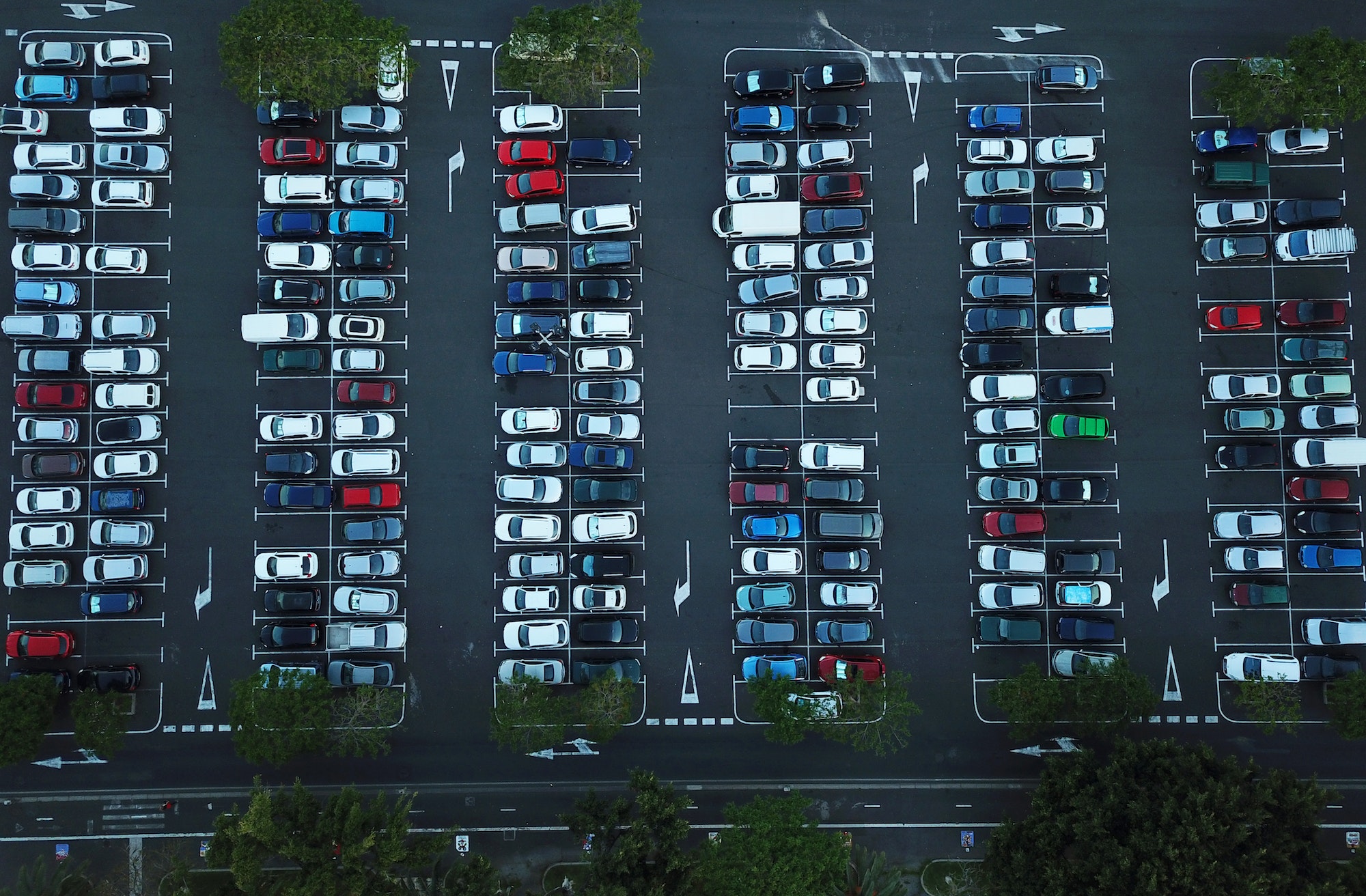 Vue aérienne d'un parking de voitures