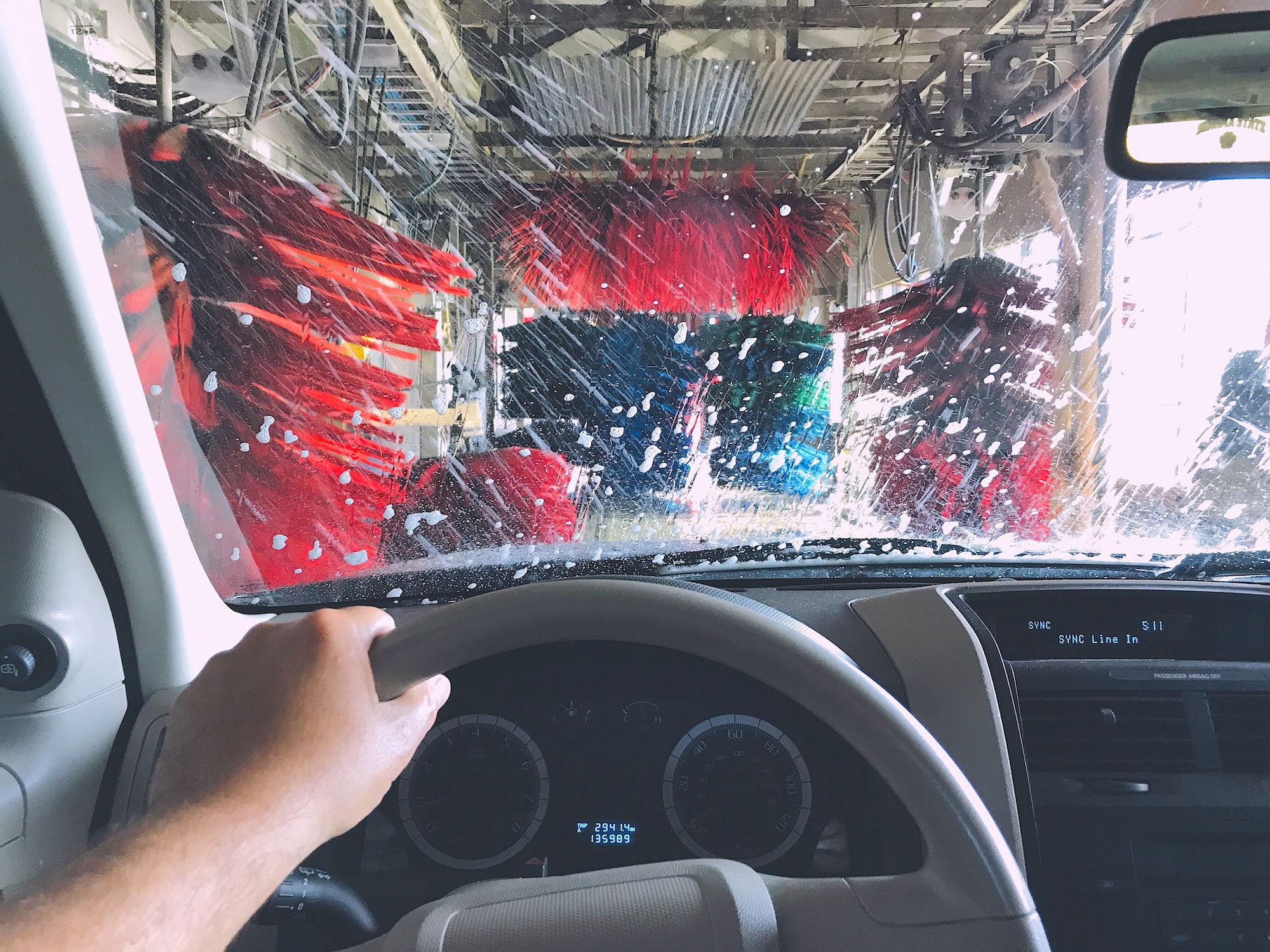 Dans la voiture durant le lavage au rouleau