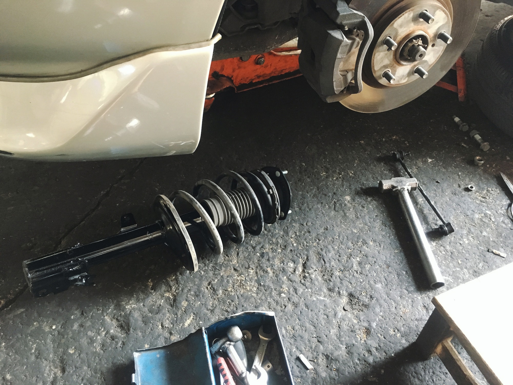 Réparation de la suspension, des amortisseurs et des ressorts hélicoïdaux au garage
