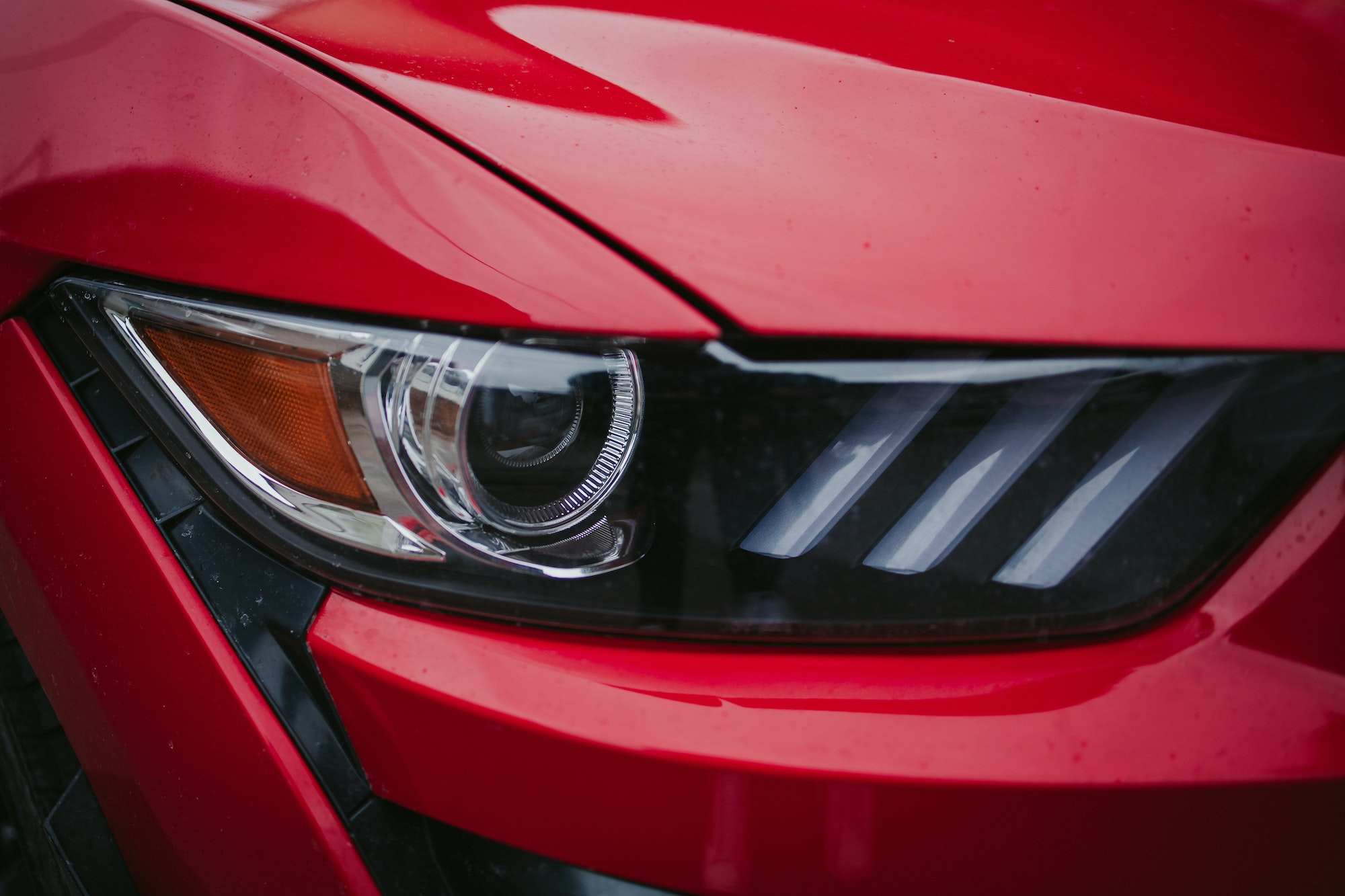 Phare d'une voiture rouge