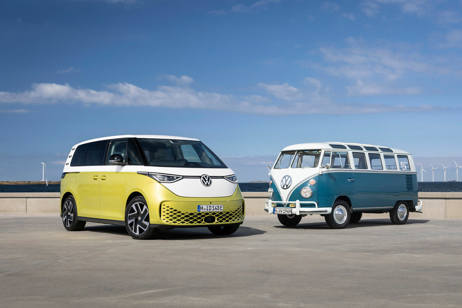 L'ID. Buzz et un combi classic Volkswagen