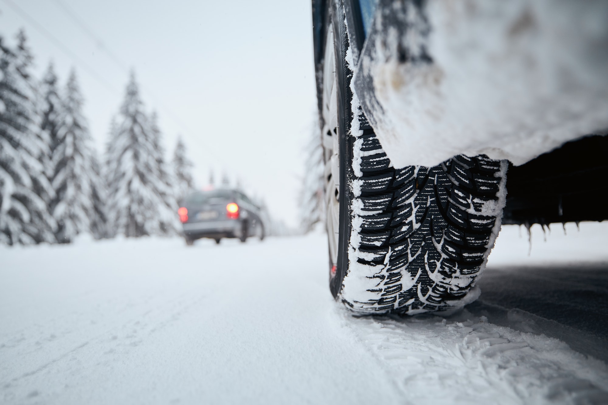 Pneus hiver sur route enneigé