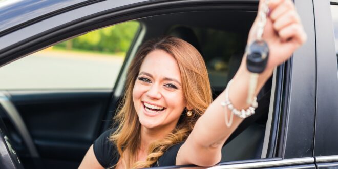 Durée de vie d'une voiture : femme dans sa voiture neuve