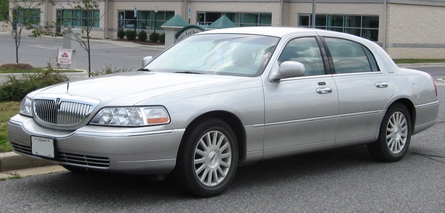 2003-2008 Lincoln Town Car photographed in Waldorf, Maryland, USA.