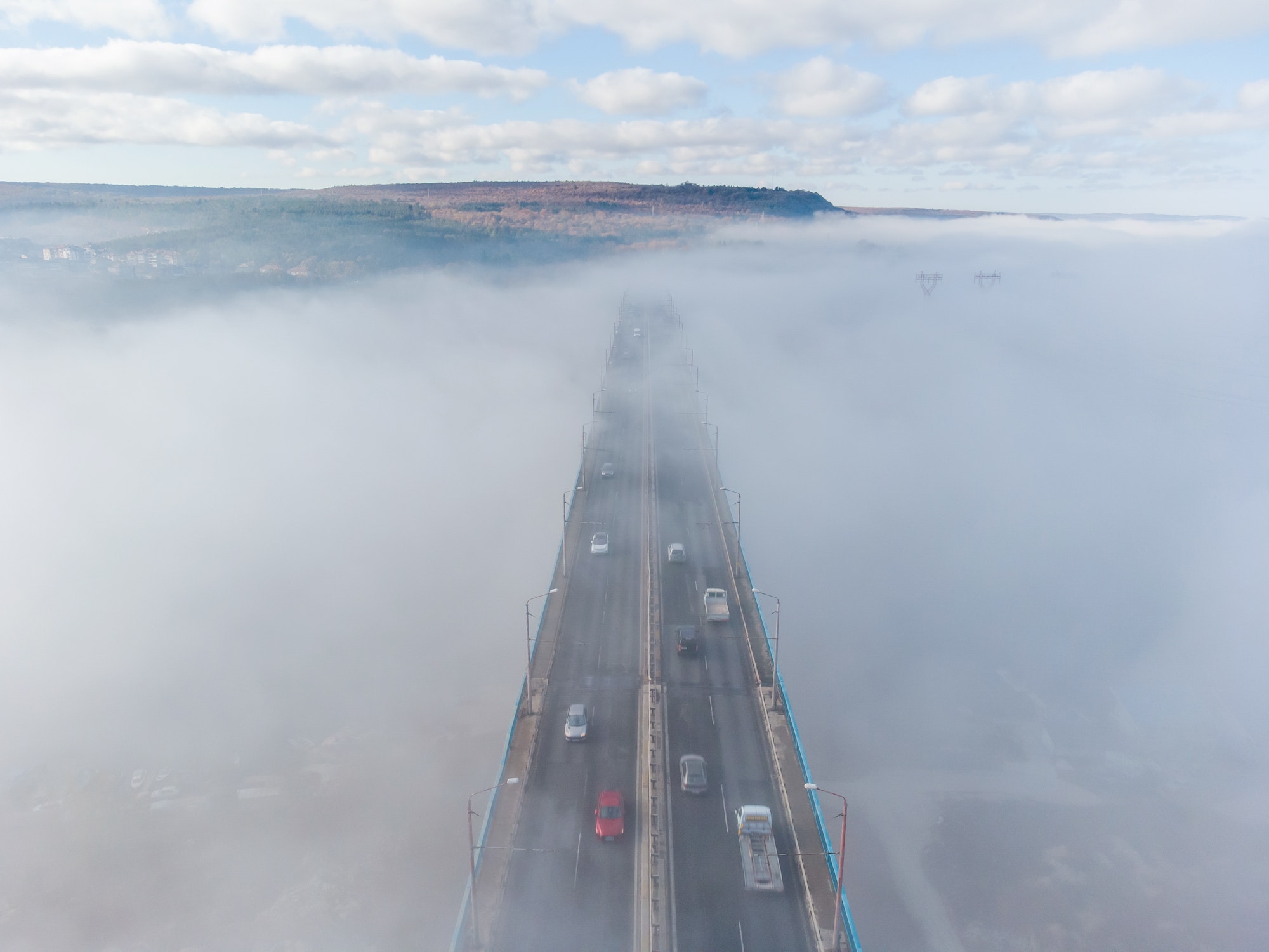 Vue aérienne du pont Asparuhov dans le brouillard le matin