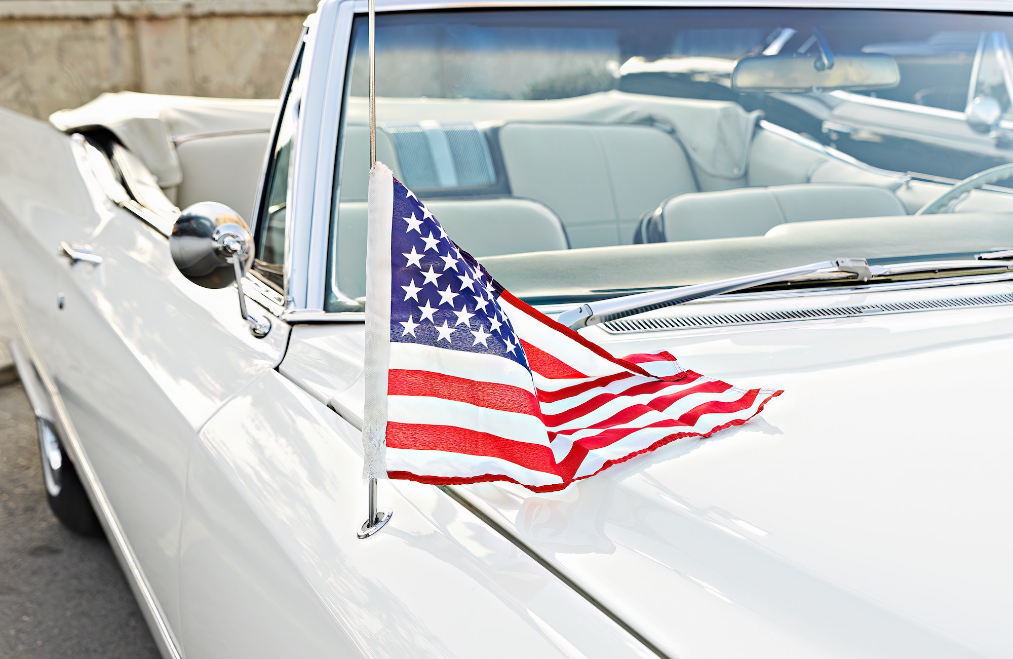 Voiture américaine classique avec un drapeau des États-Unis