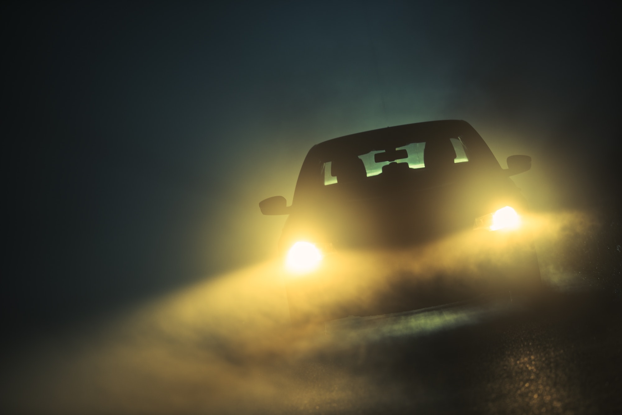 Voiture roulant dans le brouillard