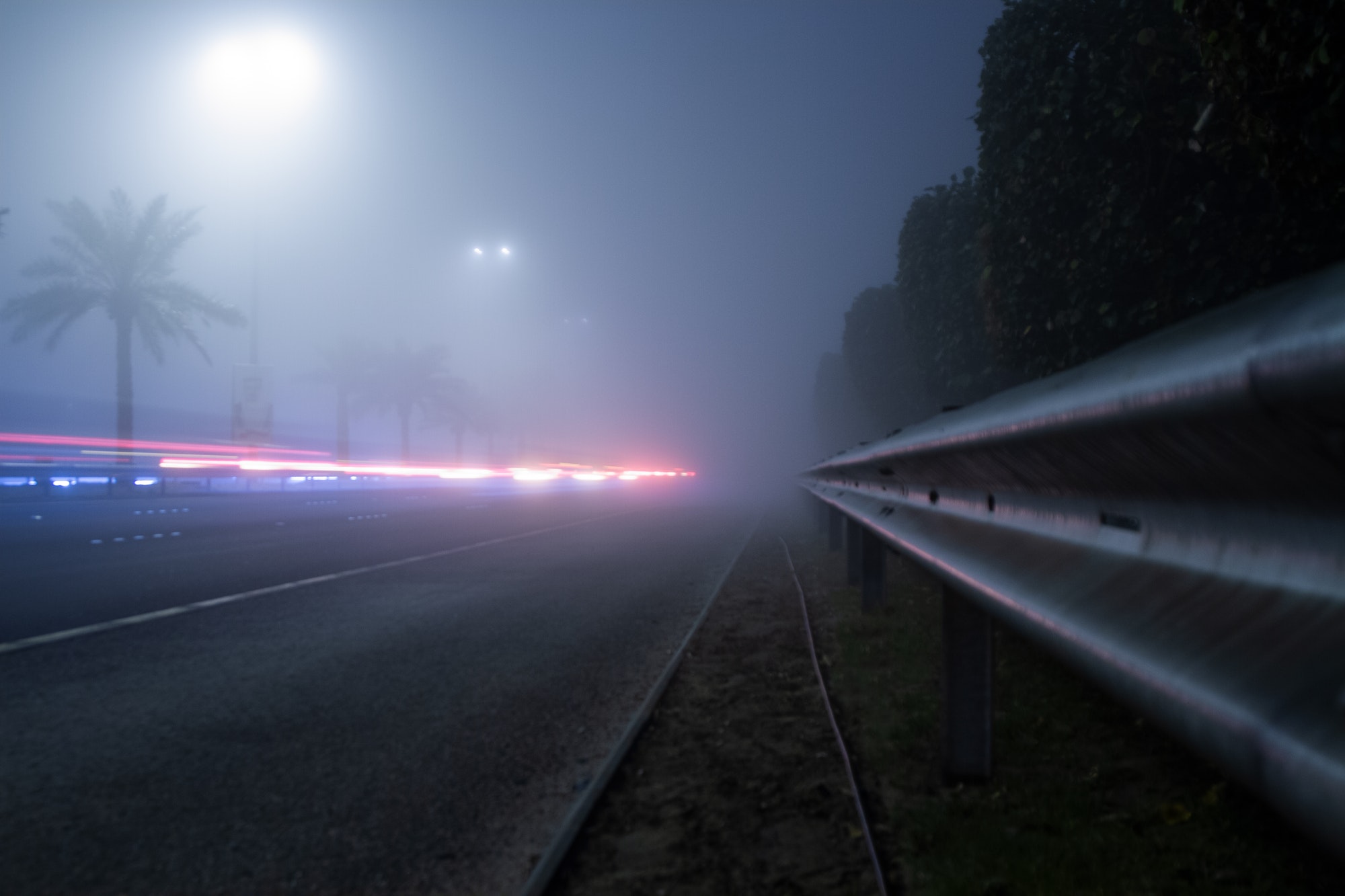 Phares de voiture dans le brouillard