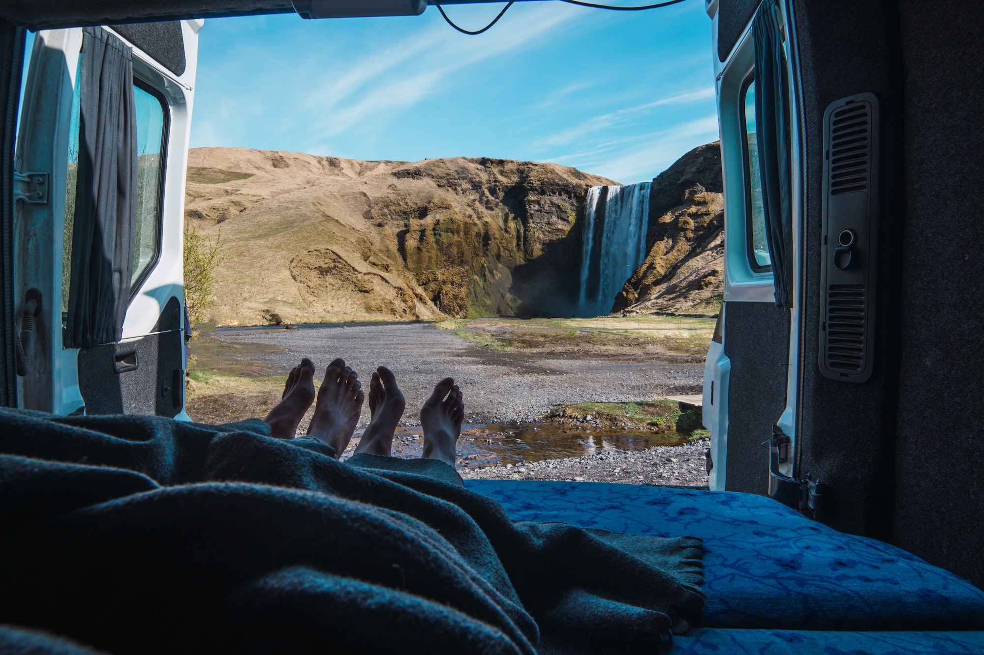 Couple dans une fourgonnette camper aménagée