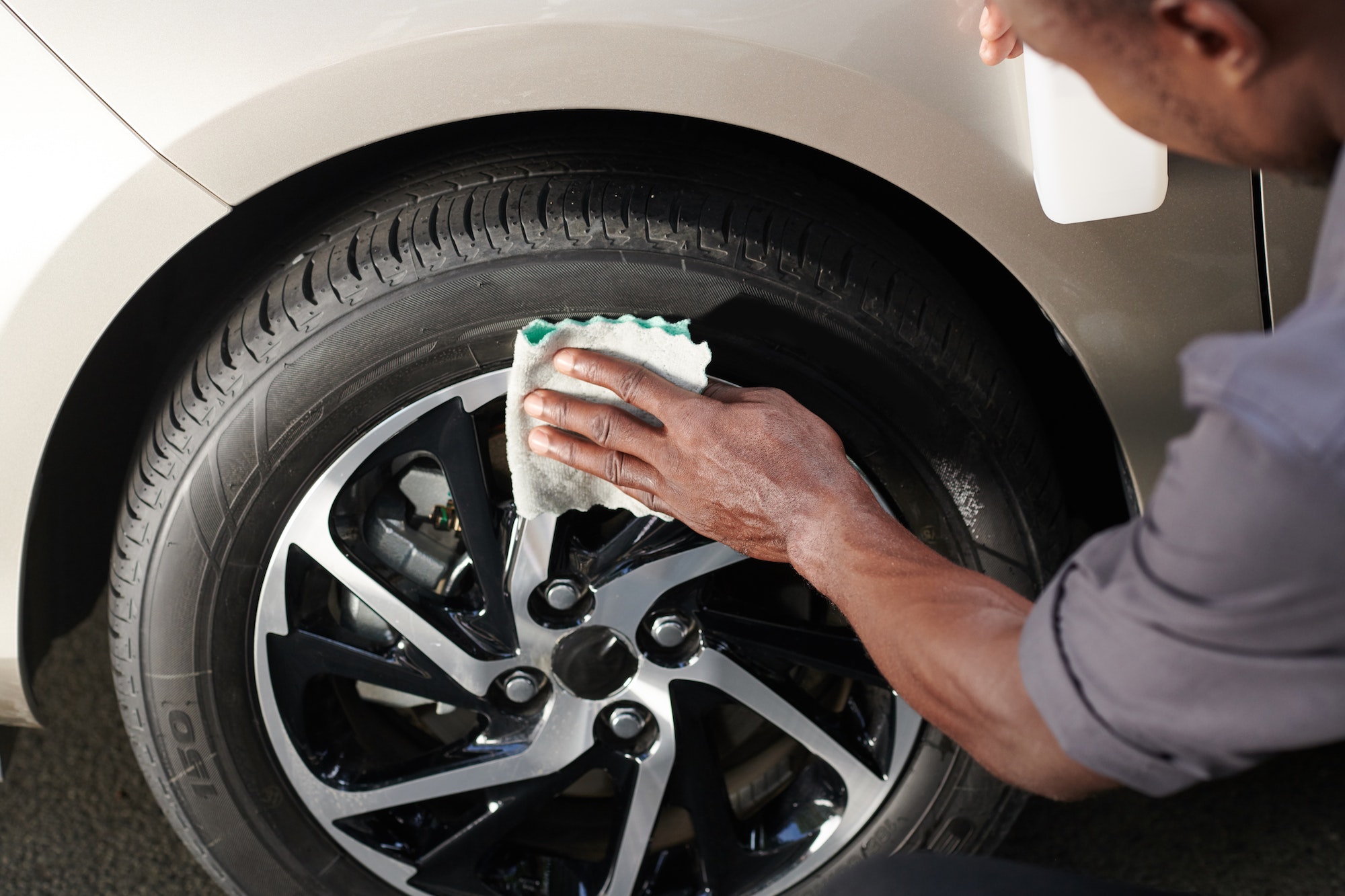 Nettoyage des pneus à l'éponge