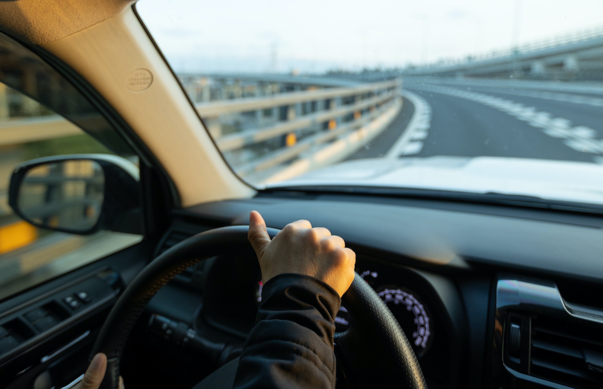 Conduite sur l'autoroute sans atteindre de grandes vitesses