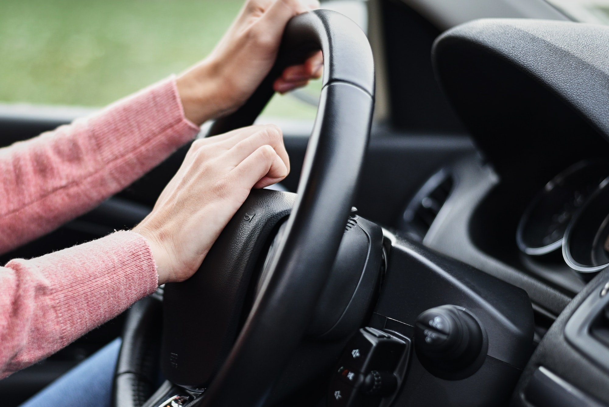 Femme claxonne au volant