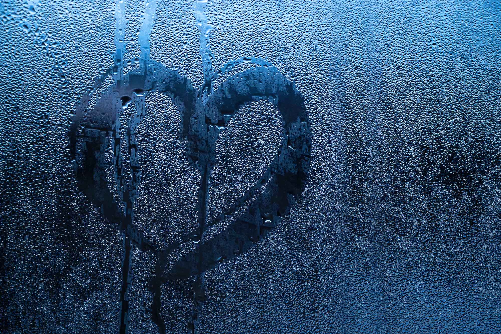 Coeur marqué sur la buée d'une voiture