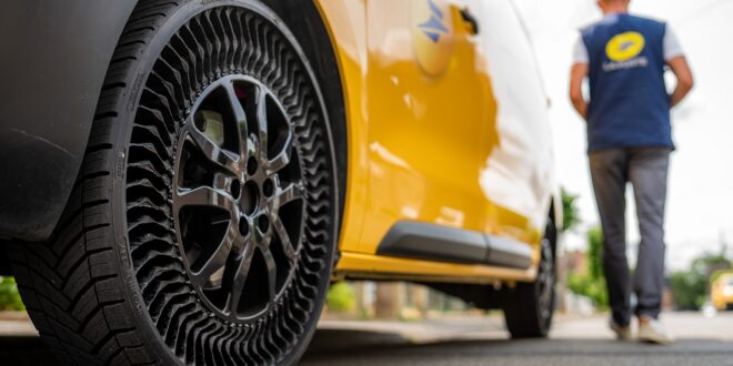 Michelin et La Poste testent les pneus sans air Michelin Uptis