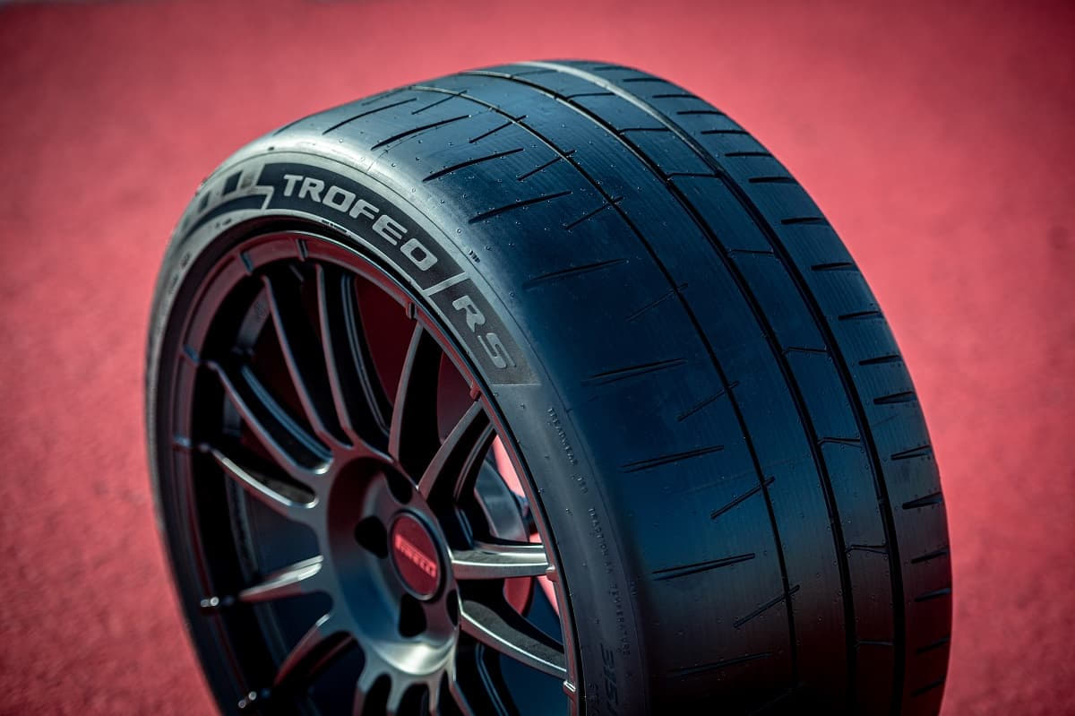 Bande de roulement du pneu sportif Pirelli P Zero Trofeo RS 2