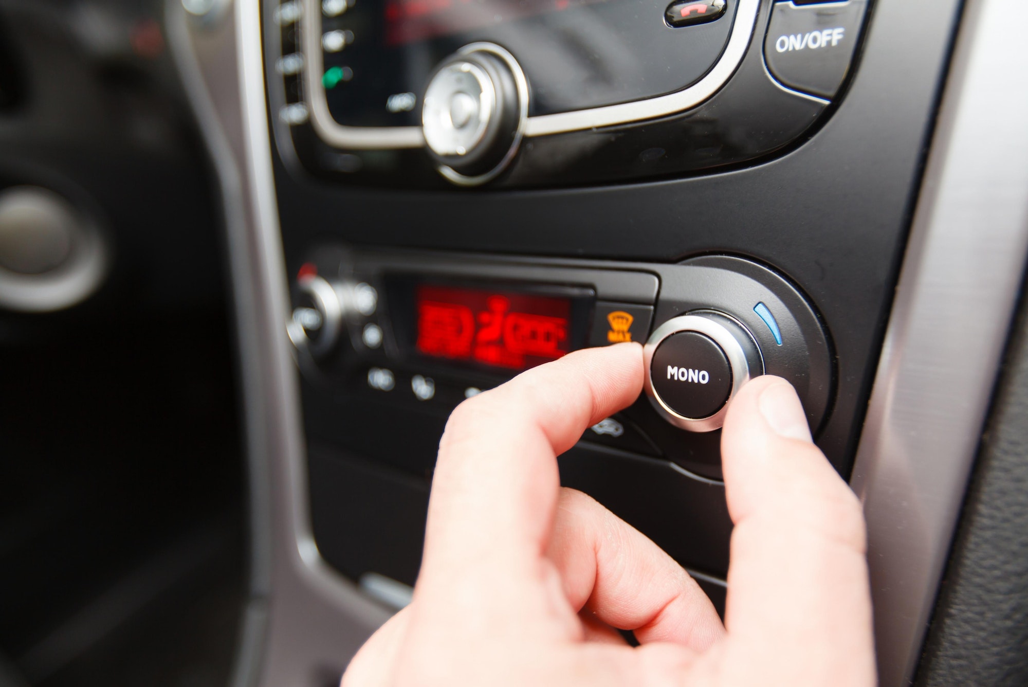 Homme mettant la clim dans la voiture