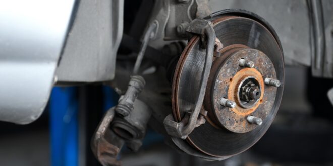 https://muchpneu.fr/blog/wp-content/uploads/2023/07/car-brake-repair--660x330.jpg