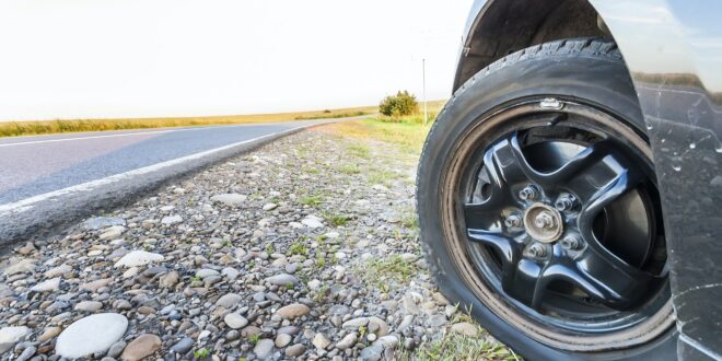 Un pneu éclate sur la route : que faire et comment réagir