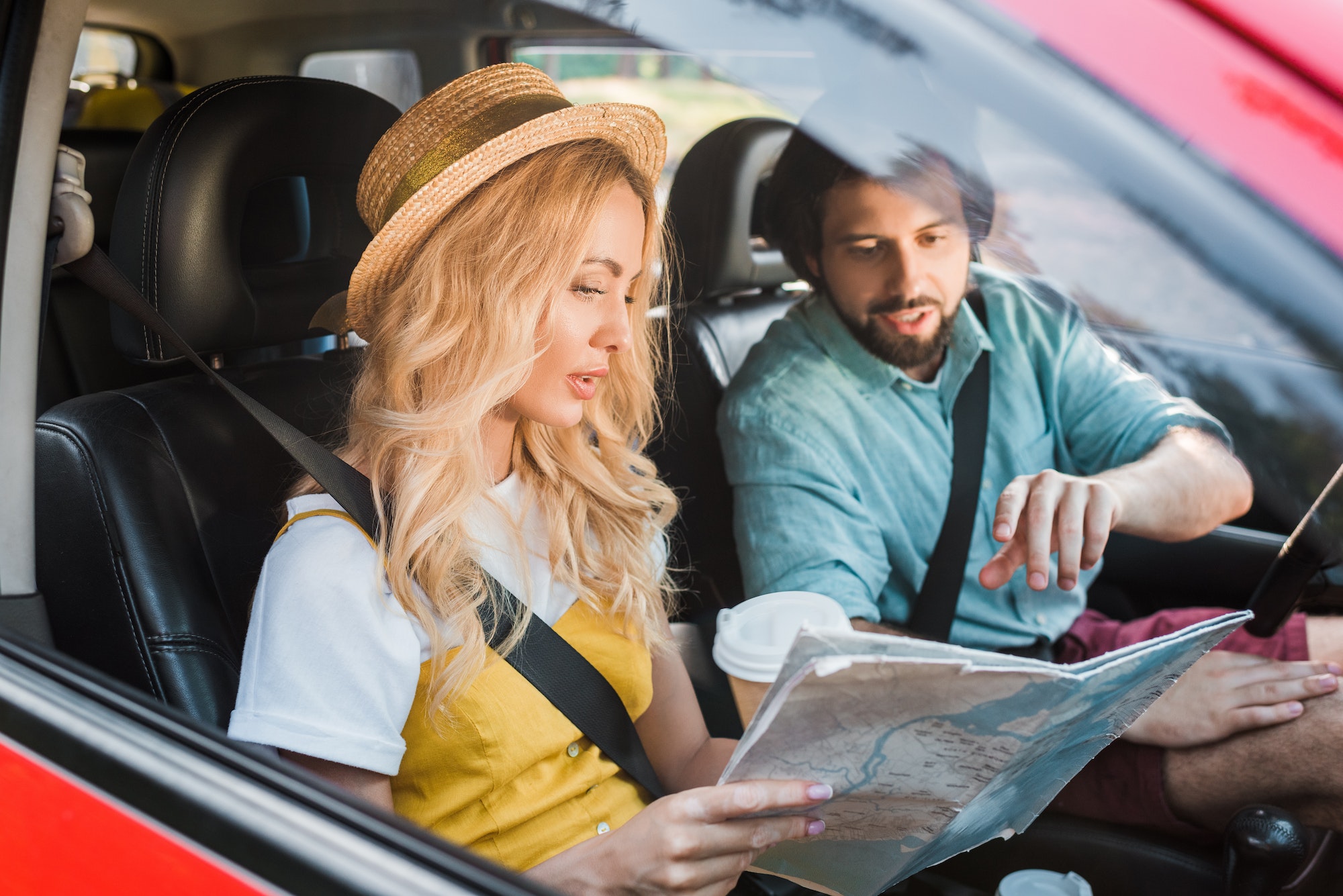 Couple partant en vacances en voiture