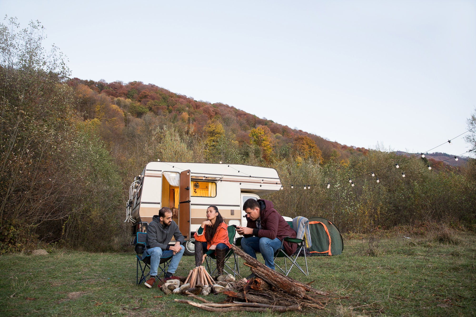Trois amis dans la campagne en camping-car