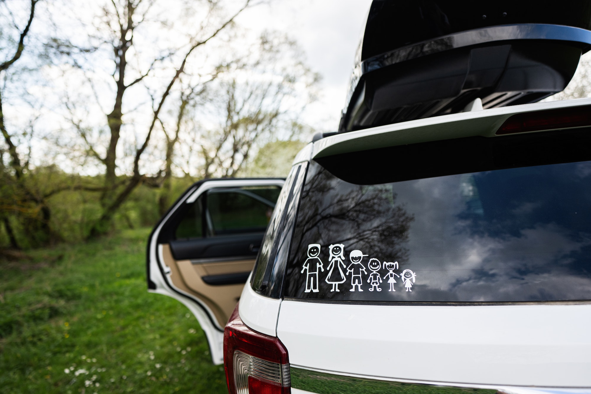 Autocollant de la famille collé sur la voiture