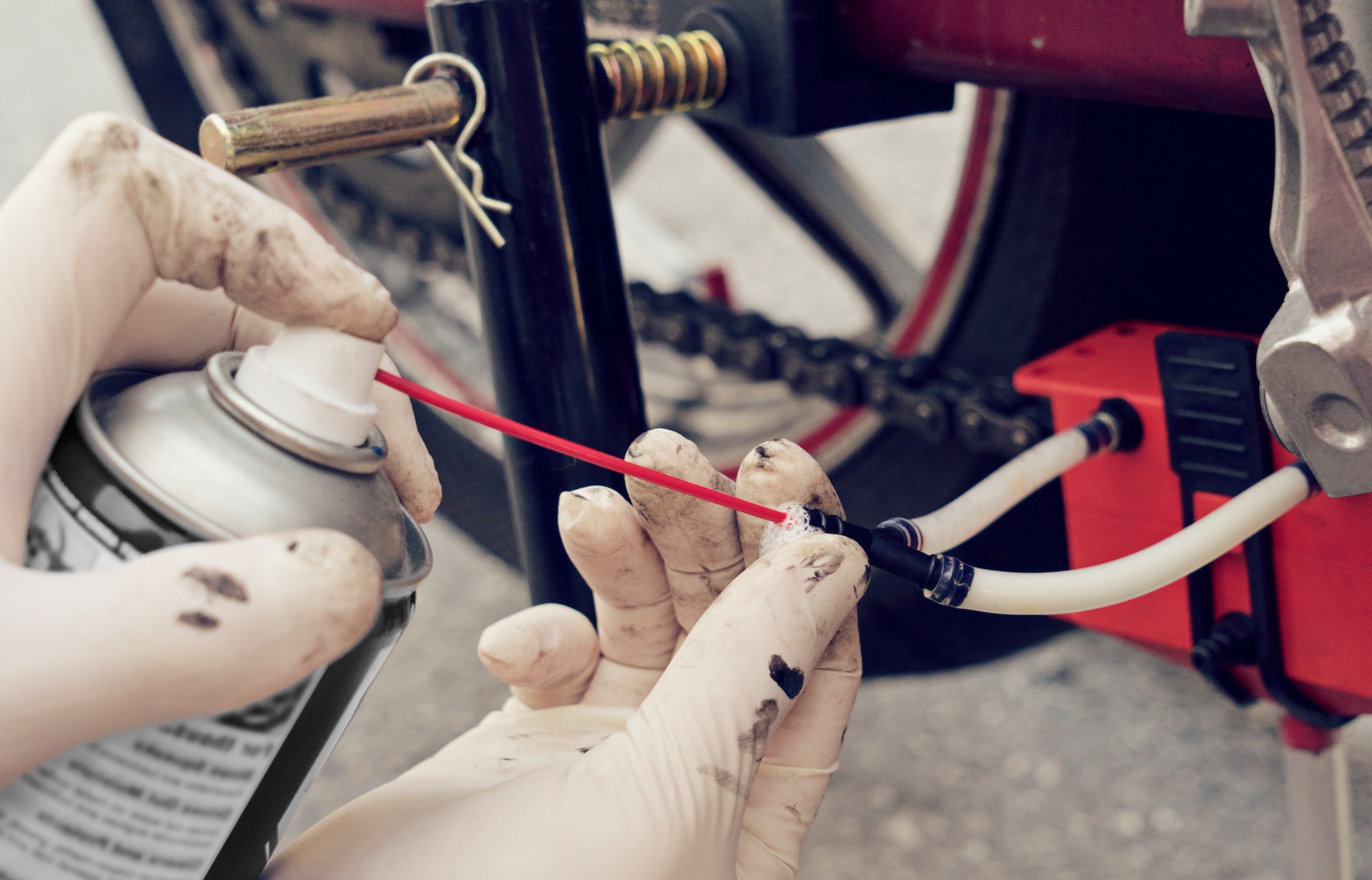 Comment graisser la chaîne de sa moto? - Live Love Ride - Le blog iCasque