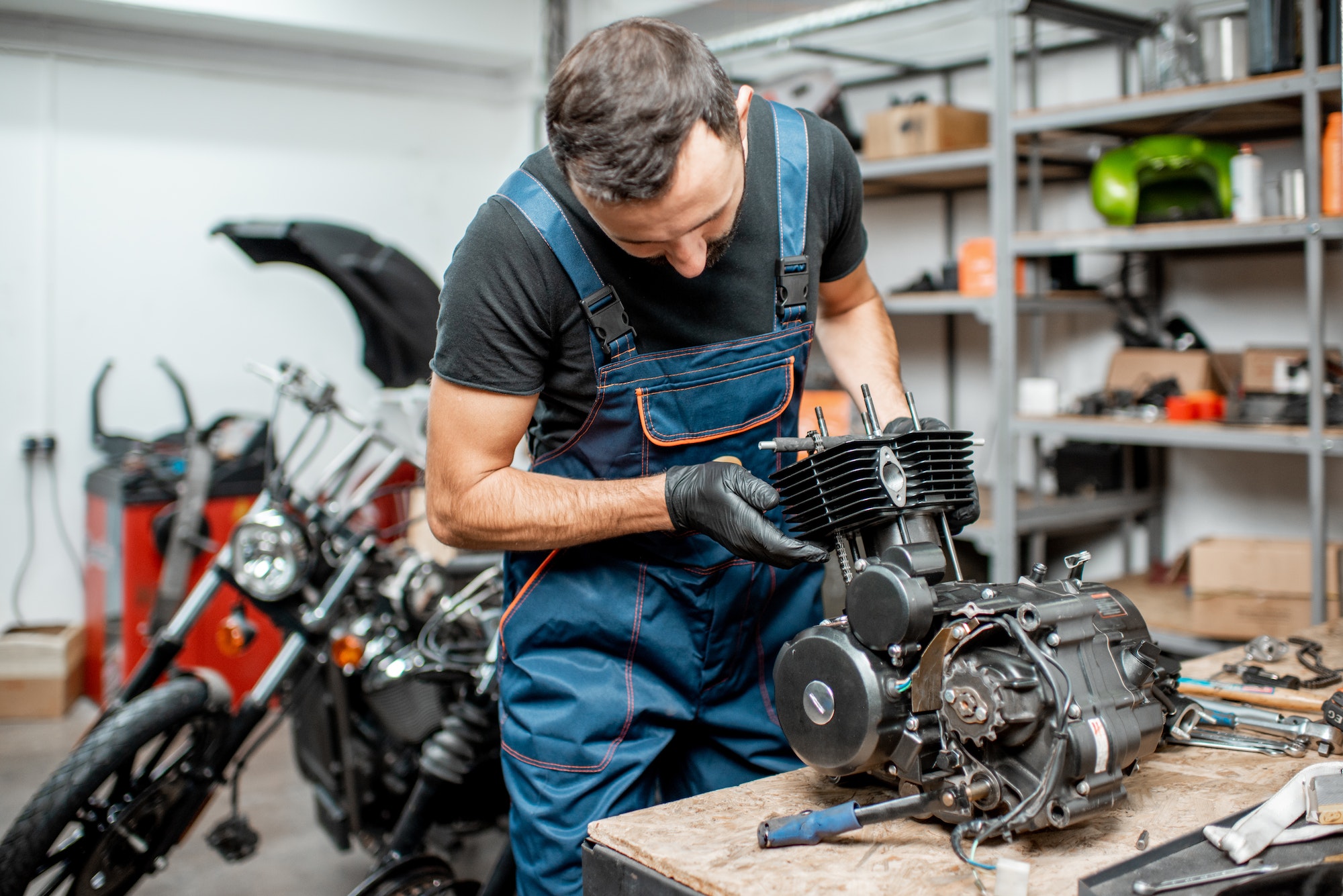 Mécanicien répare le moteur d'une moto