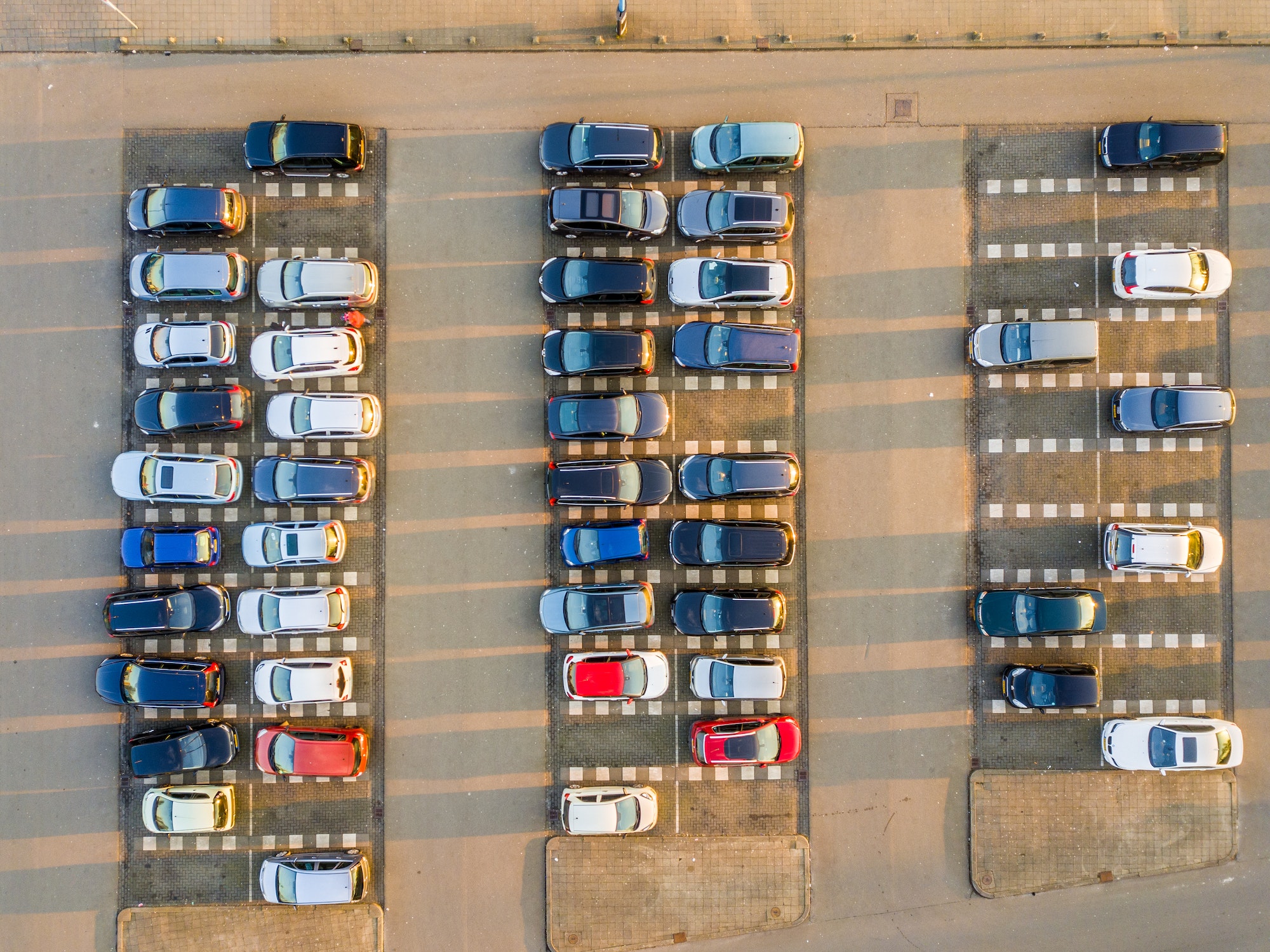 Parking bien éclairé plein de voitures