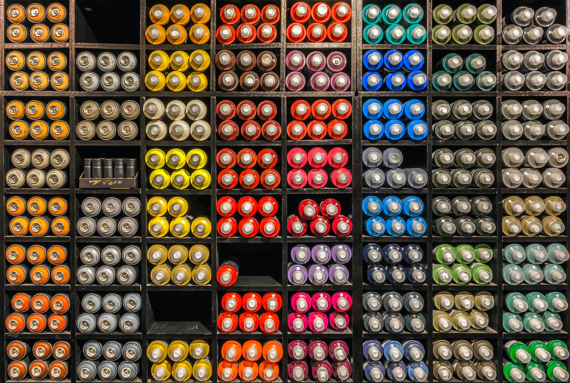 Bombes de peinture organisées par couleurs.