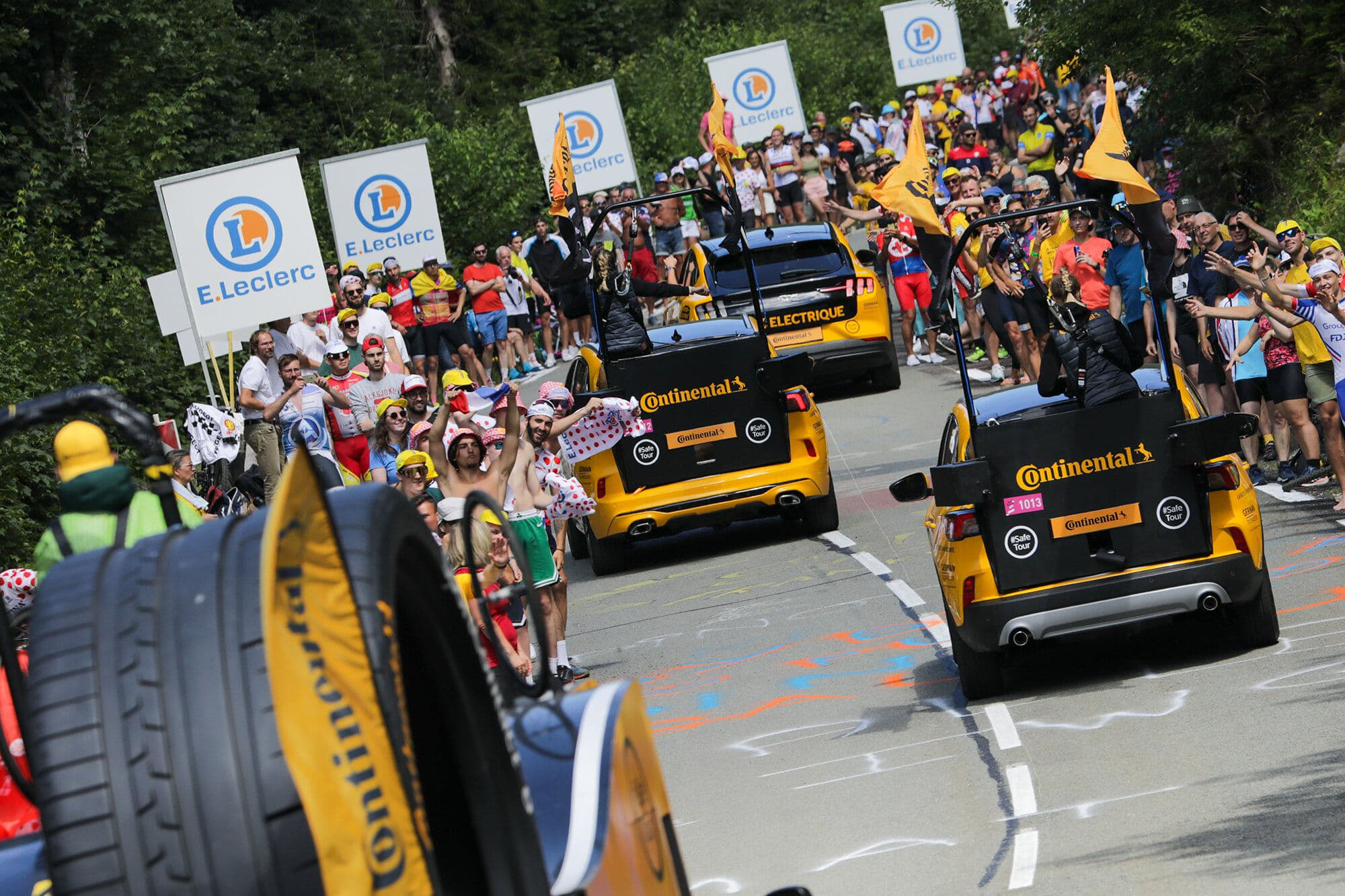 Parade du Tour de France : voitures de Continental