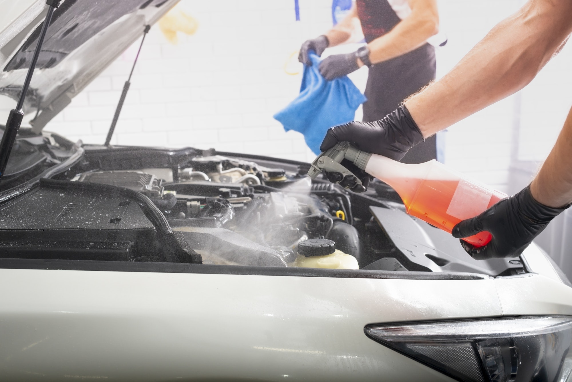Comment nettoyer un moteur de voiture plein d'huile ?