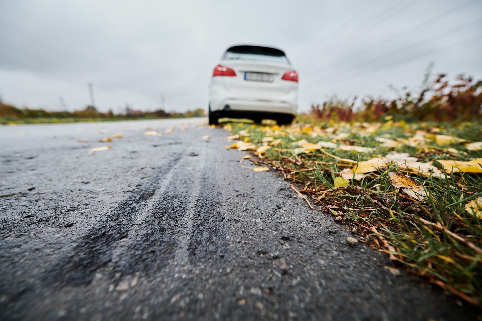 Freinage d'urgence sur le côté de la route.