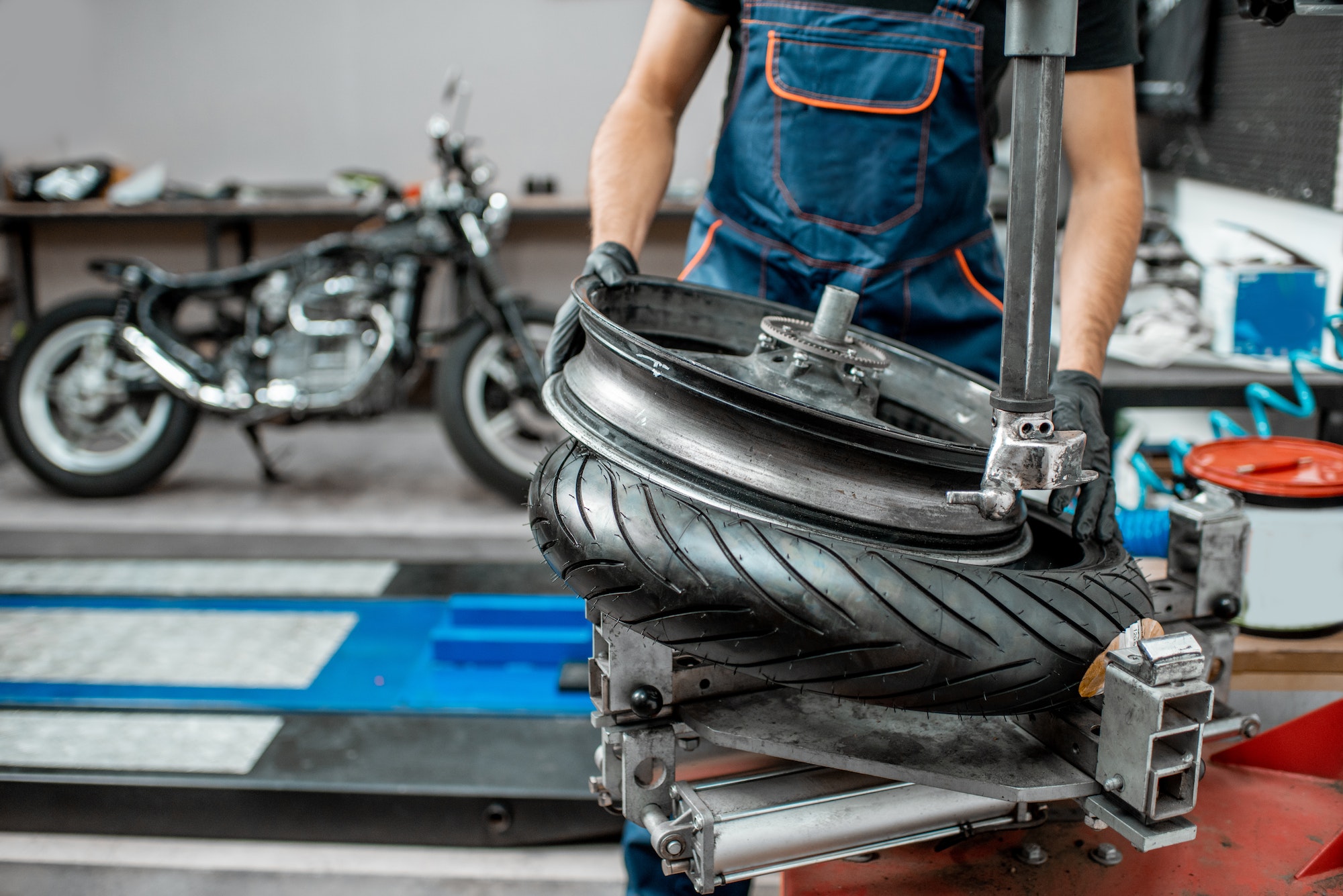 Changement de pneu moto en atelier