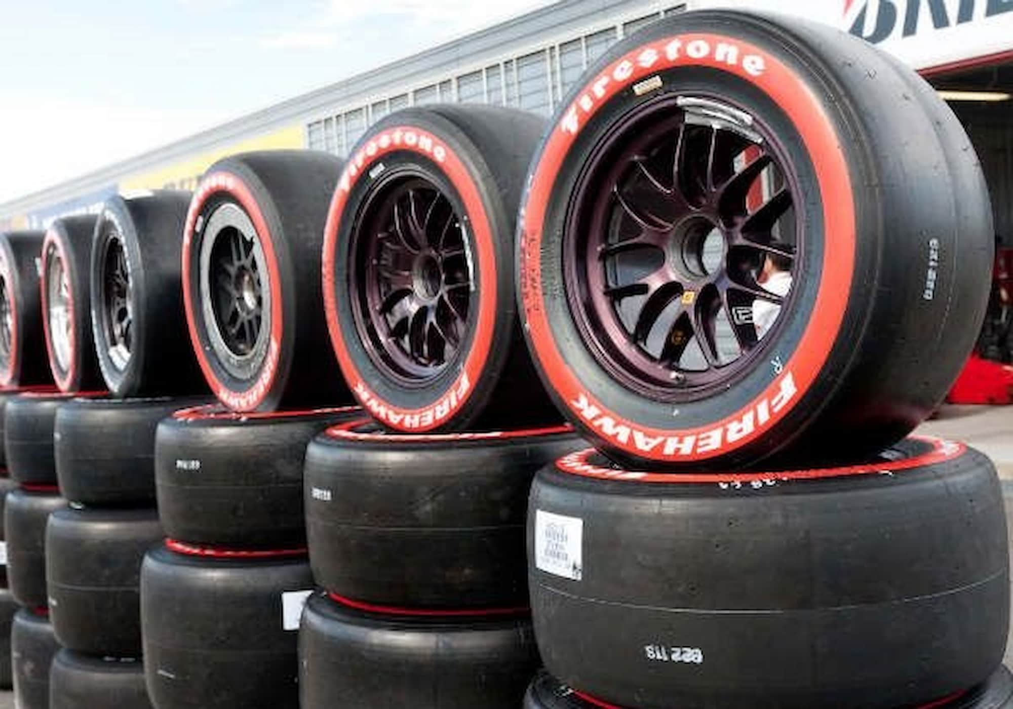 Des pneus de course Firestone, de Bridgestone