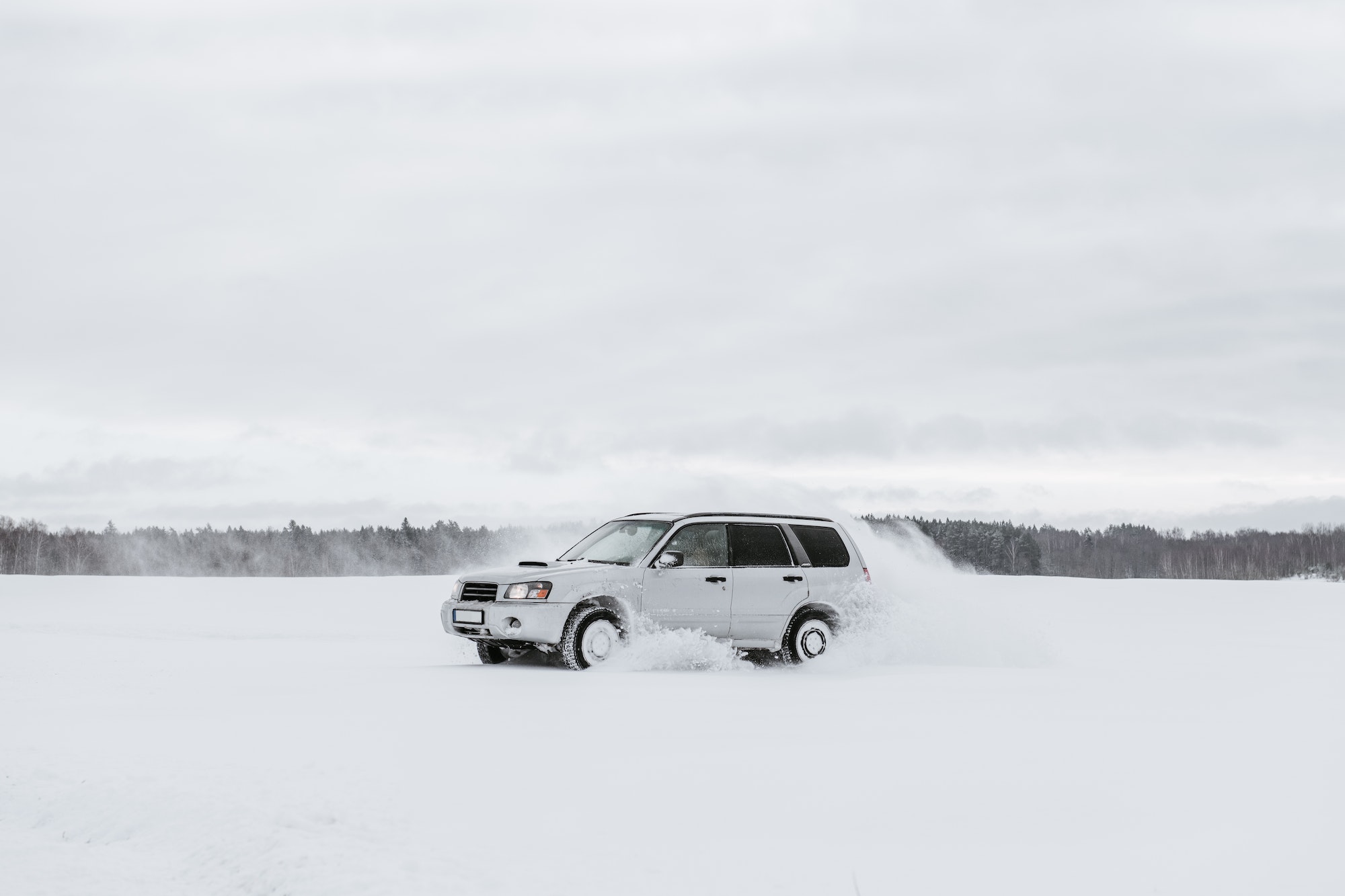 Voiture à transmission intégrale dans la neige