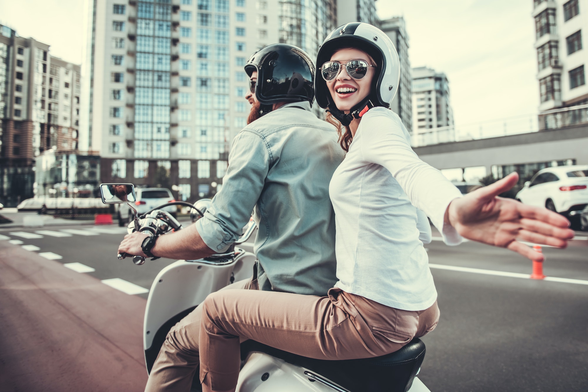 Couple sur un scooter en ville