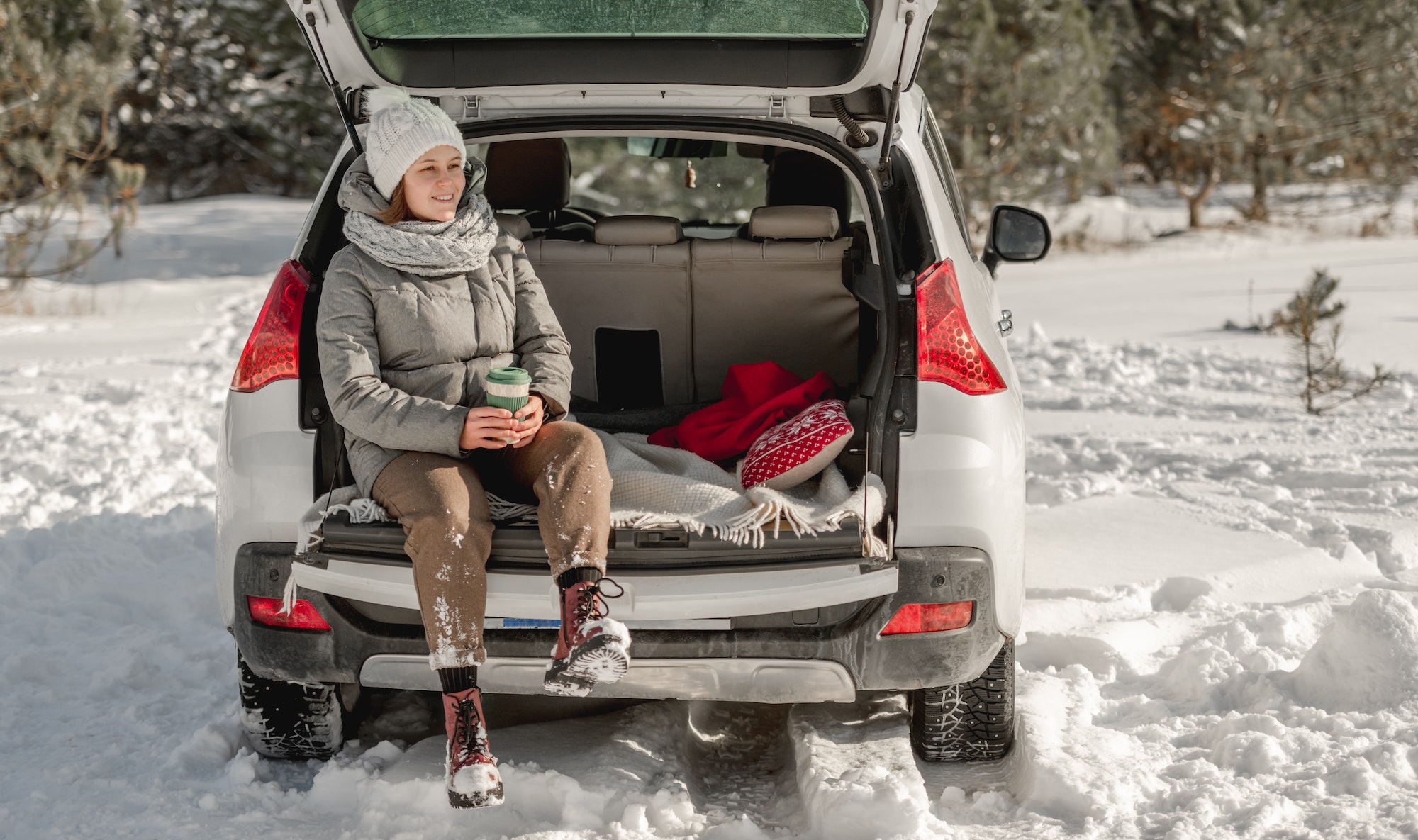 Femme dans sa voiture en hiver