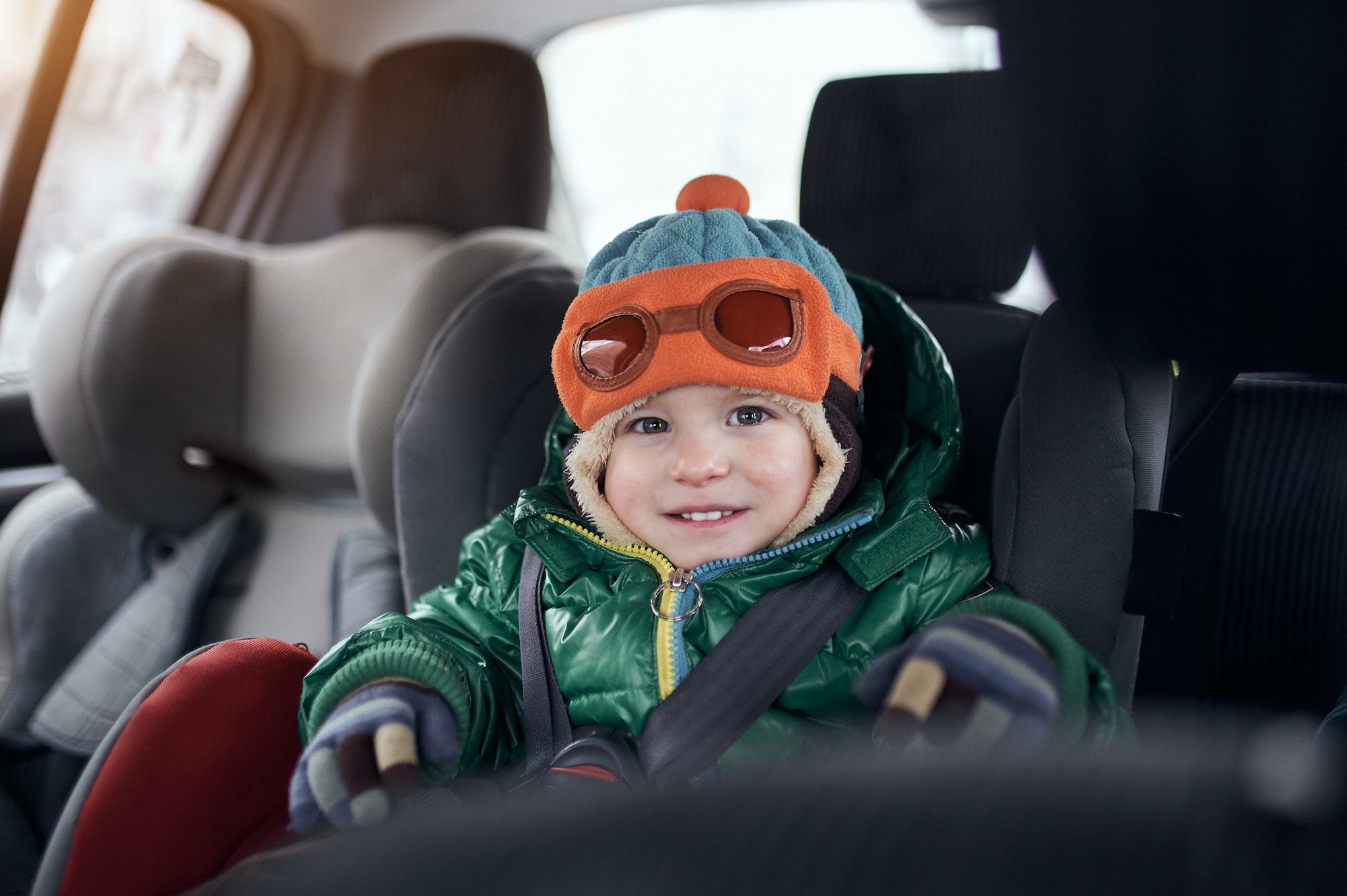Bébé content dans une voiture en hiver