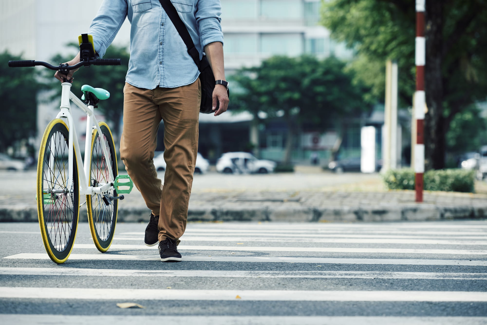 Homme traverse un passage piéton avec son vélo