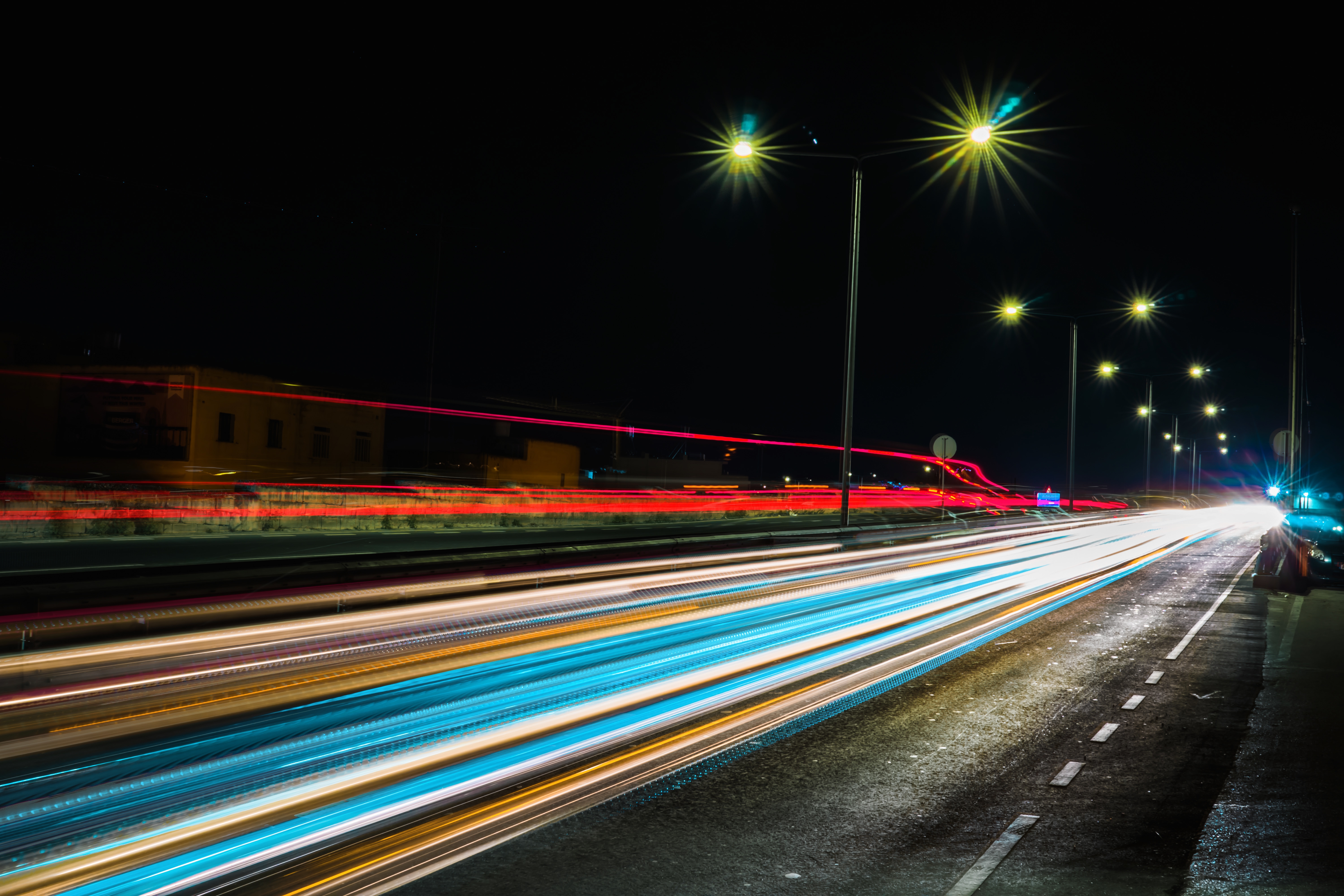 Phares sur la route en pleine nuit