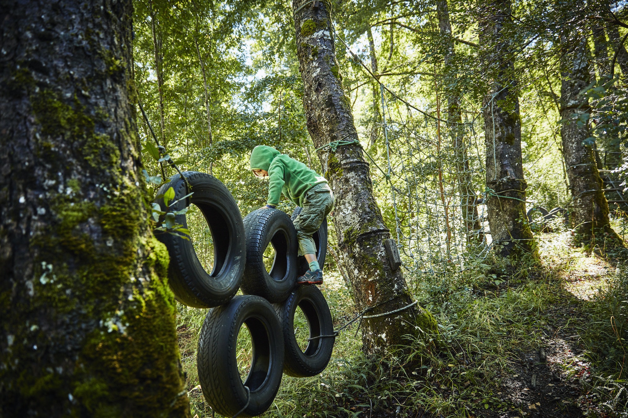 Pneus recyclés pour jouer dans la forêt