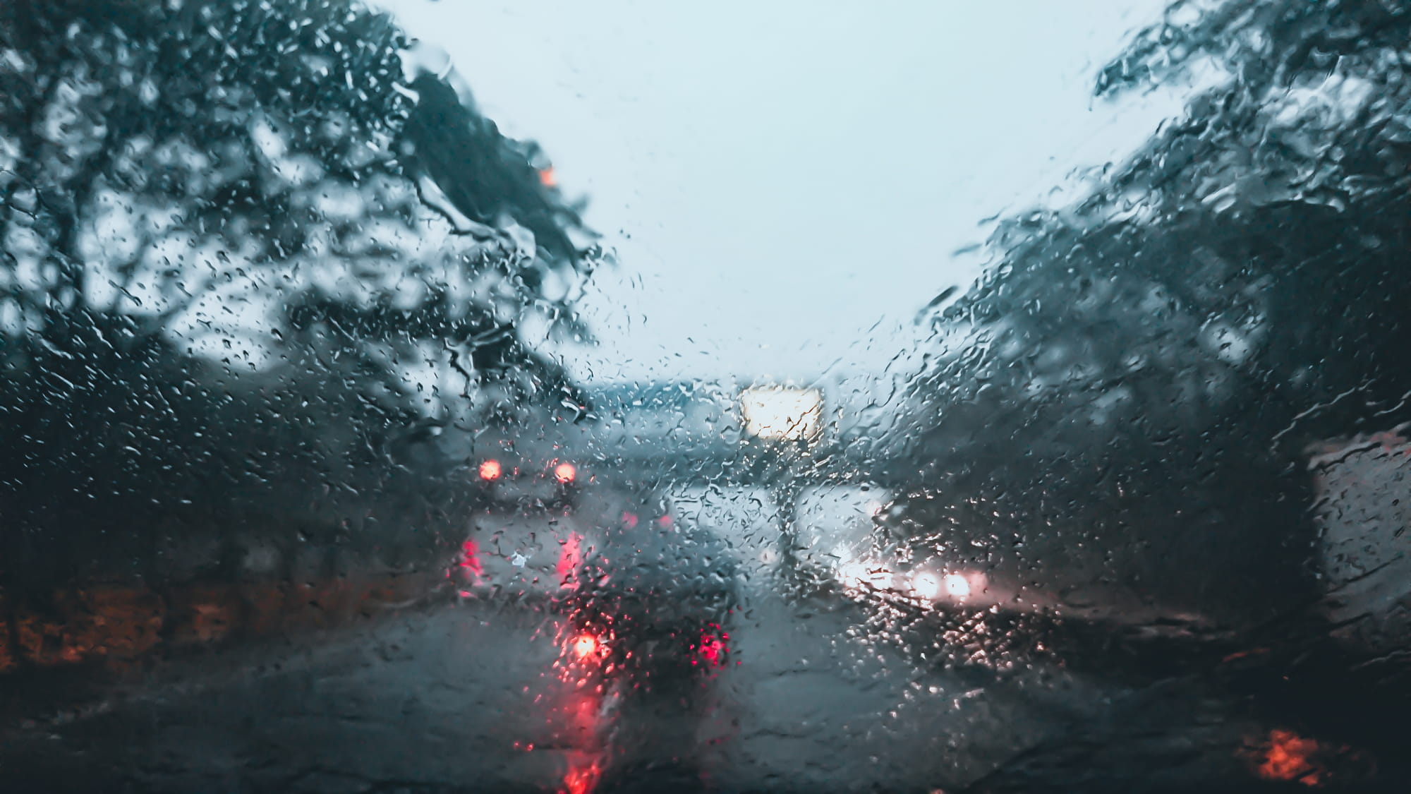 Comment conduire sous la pluie en sécurité