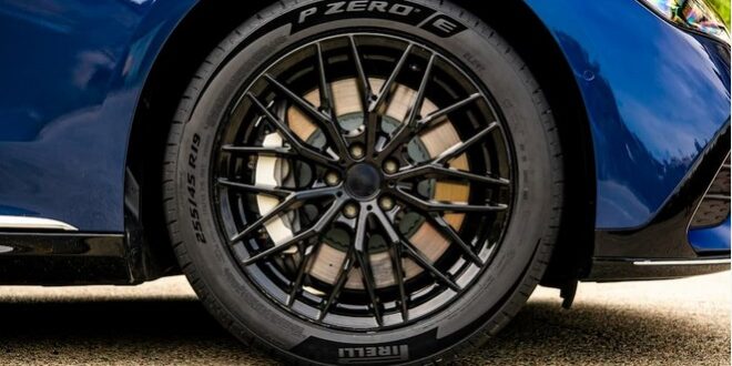 Le Pirelli P Zero E, « pneu de l'année » aux Automobile Awards ...