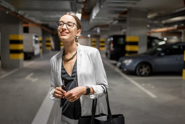 Femme dans un garage