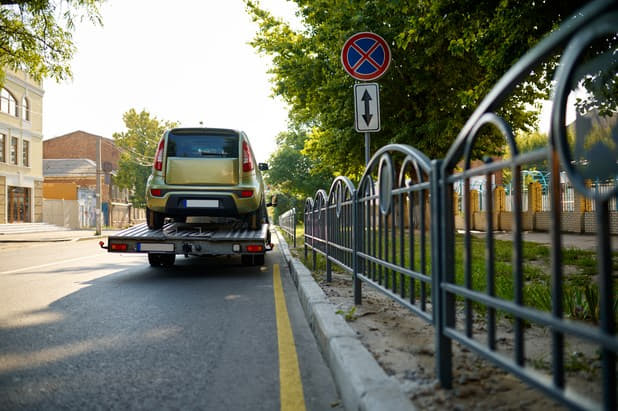 Voiture mal garée prise par la grue