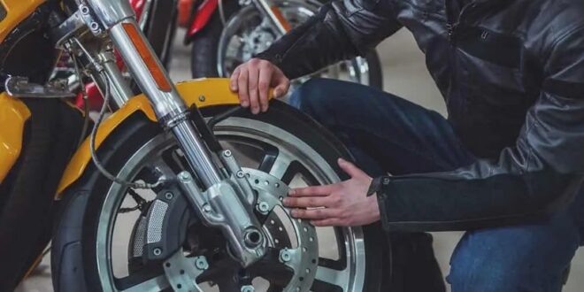 Comment lire un pneu moto : le guide ultime