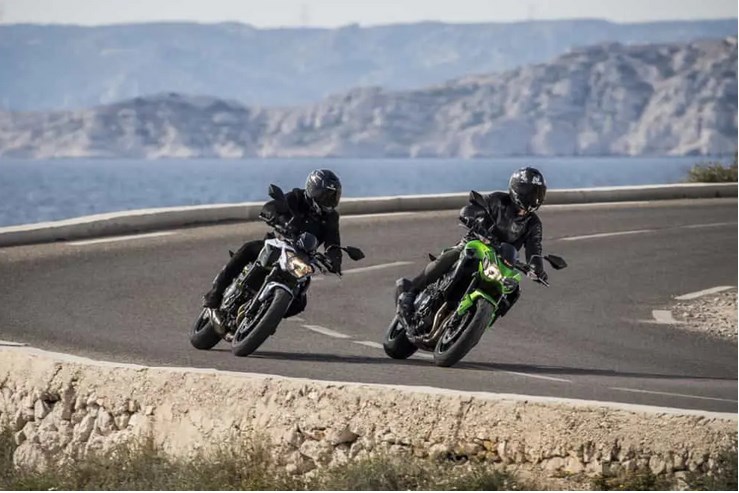 Deux motos dans un virage