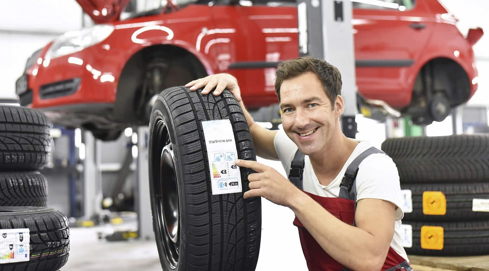 mécanicien montre le label européen du pneu